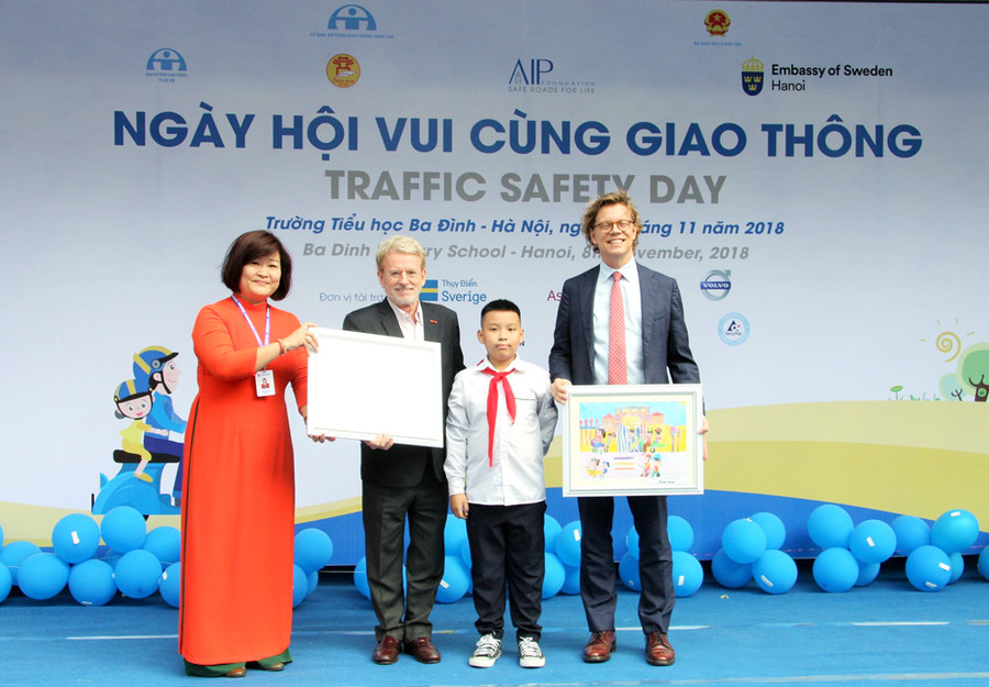 Phó hiệu trưởng Trường tiểu học Ba Đình trao quà lưu niệm cho Đại sứ Thụy Điển và Tổng giám đốc điều hành Quỹ AIP