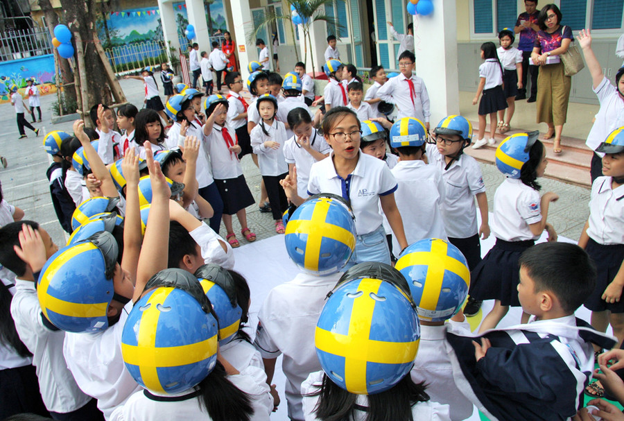 Hoạt náo viên của quỹ AIP hướng dẫn trò chơi "Đội mũ đúng - Về đích nhanh"