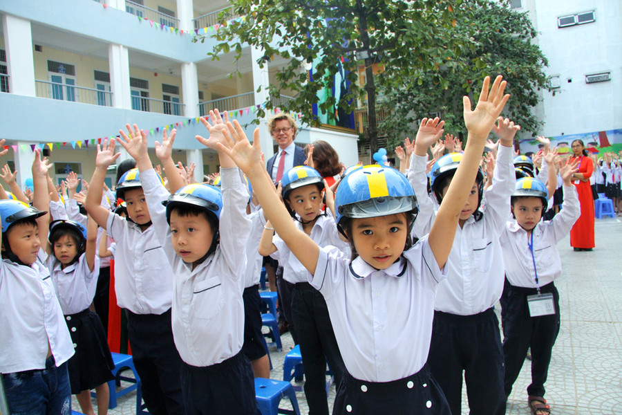 Học sinh cùng các thầy cô,đại diện phụ huynh, Đại sứ Thụy Điển... nhảy đồng diễn toàn trường bài "Em yêu chiếc mũ bảo hiểm"