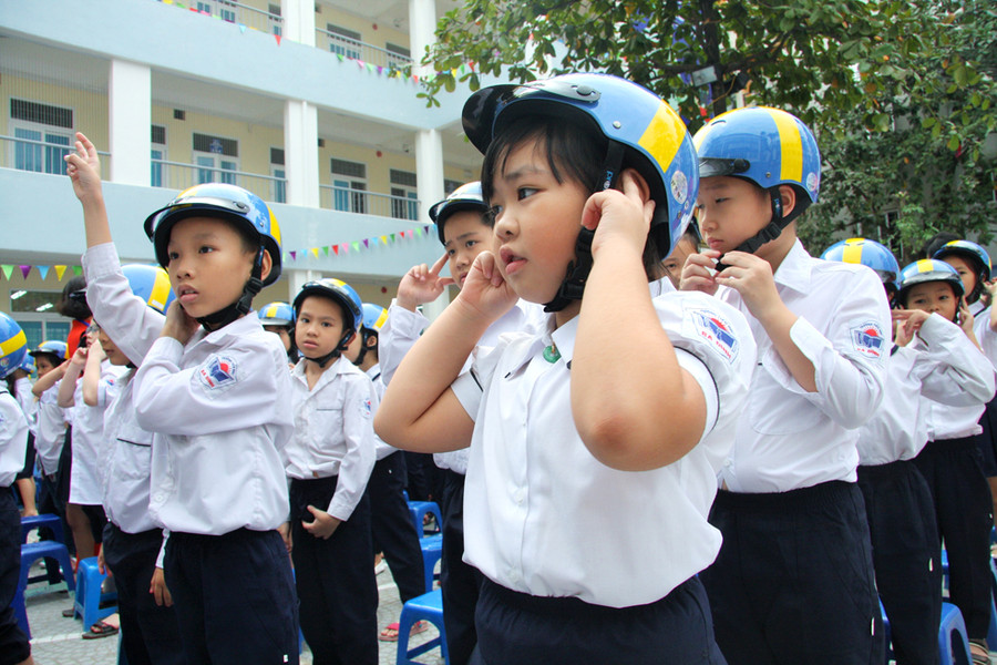Các HS thực hiện thao tác cài quai mũ bảo hiểm đúng cách