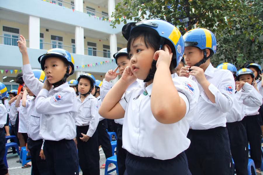 Các HS thực hiện thao tác cài quai mũ bảo hiểm đúng cách