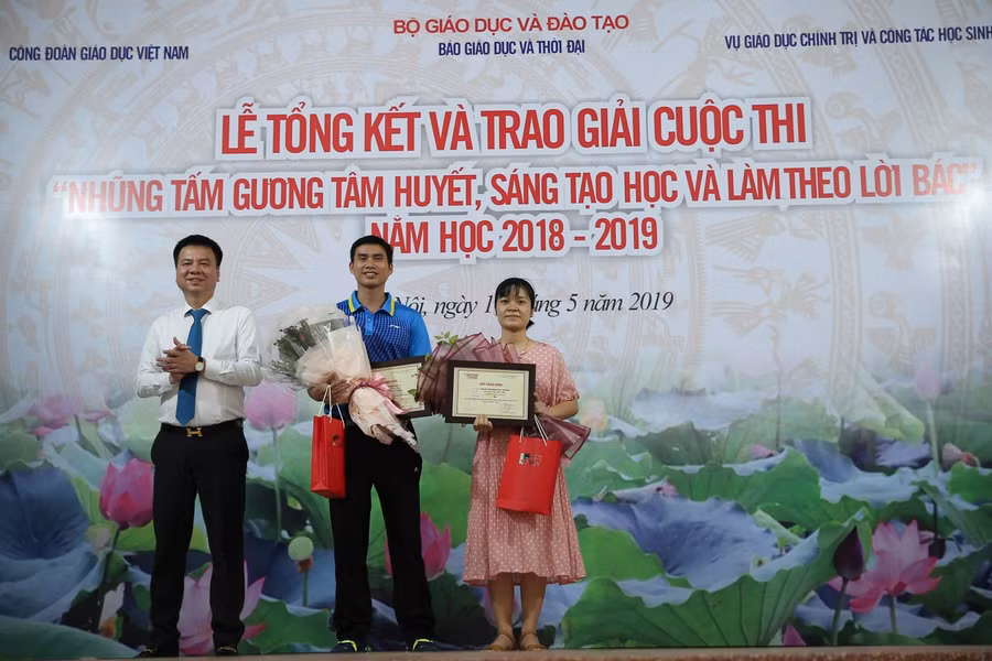 Ông Triệu Ngọc Lâm trao giải Nhì cho tác giả. Ảnh: Thế Đại.