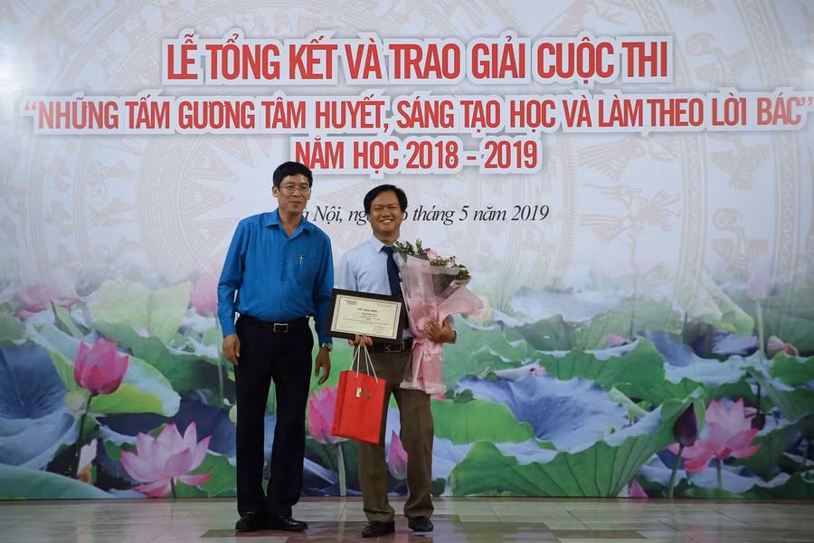 Ông Vũ Minh Đức trao giải Nhất cho tác giả. Ảnh Thế Đại