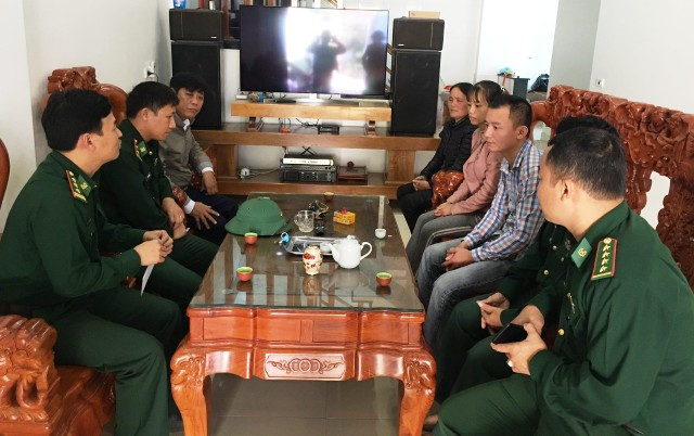 Trước khi xuất phát ra khơi tiếp nhận 7 ngư dân, Bộ đội Biên phòng đã đến động viên các gia đình có thuyền viên gặp nạn yên tâm. Trước khi xuất phát ra khơi tiếp nhận 7 ngư dân, Bộ đội Biên phòng đã đến động viên các gia đình có thuyền viên gặp nạn yên tâm.