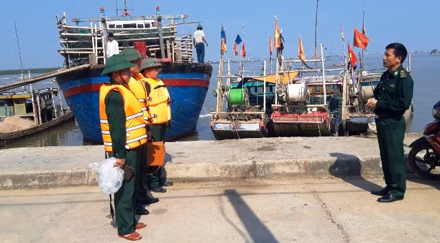 Lực lượng Bộ đội Biên phòng (Đồn Biên phòng Hoằng Trường) nhận nhiệm vụ ra khơi đưa 7 thuyền viên gặp nạn vào bờ.