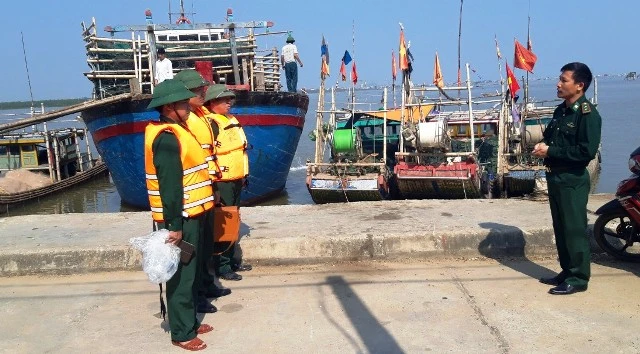 Lực lượng Bộ đội Biên phòng (Đồn Biên phòng Hoằng Trường) nhận nhiệm vụ ra khơi đưa 7 thuyền viên gặp nạn vào bờ.