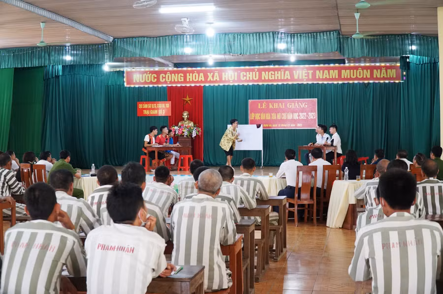 Chương trình văn nghệ do các phạm nhân Trại giam số 3 - Bộ Công an (đóng tại huyện Tân Kỳ, Nghệ An) biểu diễn tại lễ khai giảng.