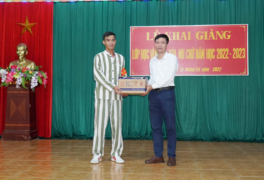 Đại diện Sở GD&amp;ĐT Nghệ An trao quà, sách vở cho phạm nhân lớp học văn hóa xóa mù chữ.