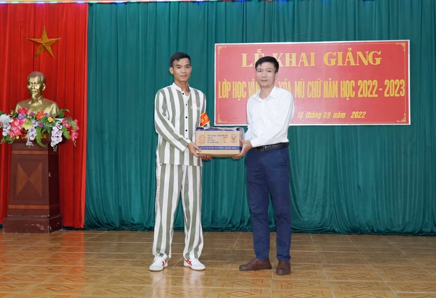 Đại diện Sở GD&amp;ĐT Nghệ An trao quà, sách vở cho phạm nhân lớp học văn hóa xóa mù chữ.