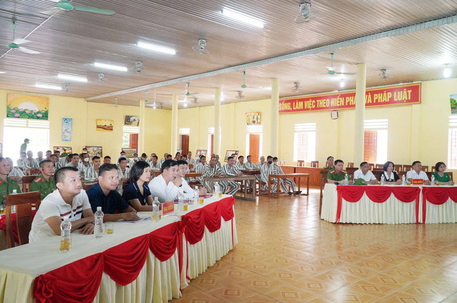 Đại diện Trại giam số 3 Bộ Công an và các sở ngành liên quan tỉnh Nghệ An dự lễ khai giảng.