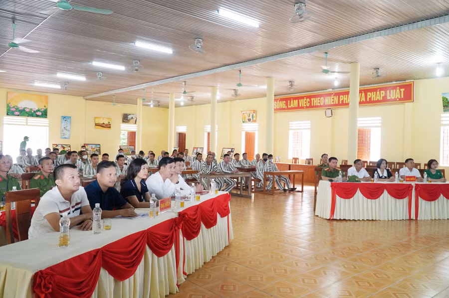 Đại diện Trại giam số 3 Bộ Công an và các sở ngành liên quan tỉnh Nghệ An dự lễ khai giảng.