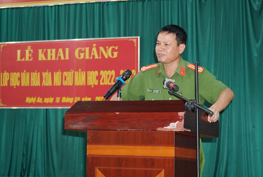 Đại diện Ban giám thị Trại giam số 3 mong muốn phạm nhân thực hiện tốt nội quy lớp học và tham gia học tập tích cực để biết đọc, biết viết.