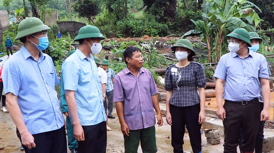 Lãnh đạo huyện Quan Hóa động viên và chia sẻ với người dân phải di dời nhà cửa để đảm bảo sự an toàn.