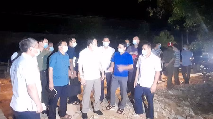 Ngay trong đêm 18/6, Lãnh đạo Sở Y tế Thanh Hóa và CDC Thanh Hóa tập trung chỉ đạo truy vết F1, F2. Ảnh: CDC Thanh Hóa cung cấp.