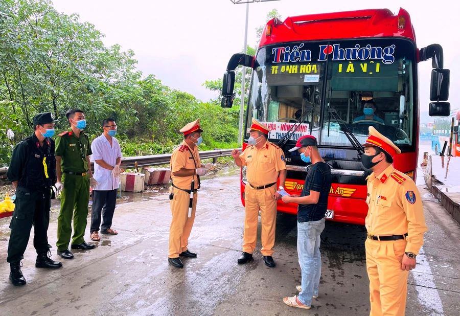 Lực lượng CSGT Công an tỉnh Thanh Hóa thực thi nhiệm vụ tại chốt kiểm soát dịch bệnh.