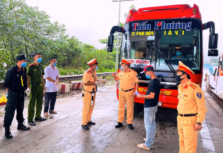 Lực lượng CSGT Công an tỉnh Thanh Hóa thực thi nhiệm vụ tại chốt kiểm soát dịch bệnh.