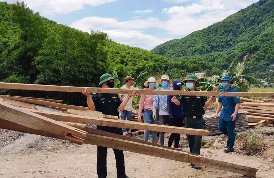 Lực lượng Bộ đội tham gia giúp người dân tháo dỡ nhà cửa.