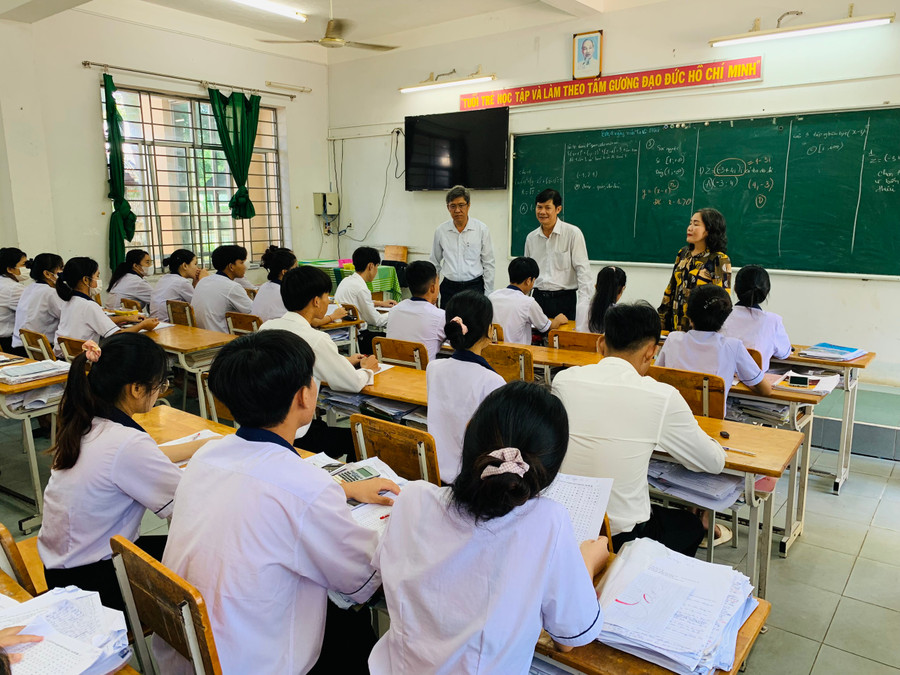 Phó Chủ tịch UBND tỉnh Nguyễn Minh đến thăm và động viên học sinh lớp 12 Trường Phổ thông Dân tộc Nội trú tỉnh Bình Thuận. Ảnh: T.Thủy Phó Chủ tịch UBND tỉnh Nguyễn Minh đến thăm và động viên học sinh lớp 12 Trường Phổ thông Dân tộc Nội trú tỉnh Bình Thuận. Ảnh: T.Thủy