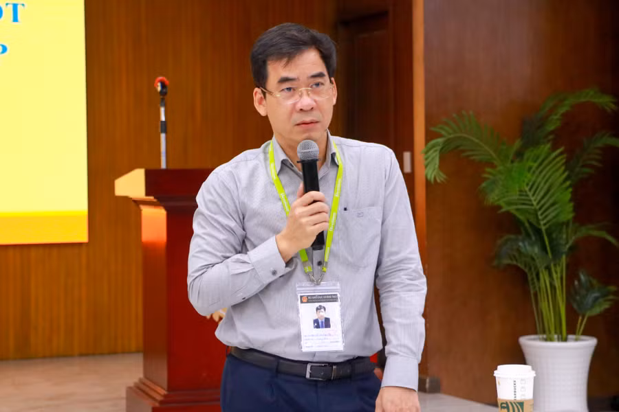 TS Lê Trường Sơn, Phó Hiệu trưởng phụ trách Trường ĐH Luật TPHCM phổ biến các nội dung cần lưu ý cho đoàn công tác. Ảnh: ULAW