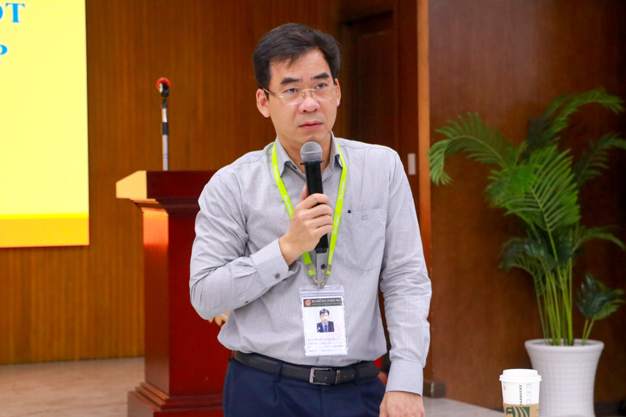 TS Lê Trường Sơn, Phó Hiệu trưởng phụ trách Trường ĐH Luật TPHCM phổ biến các nội dung cần lưu ý cho đoàn công tác. Ảnh: ULAW TS Lê Trường Sơn, Phó Hiệu trưởng phụ trách Trường ĐH Luật TPHCM phổ biến các nội dung cần lưu ý cho đoàn công tác. Ảnh: ULAW