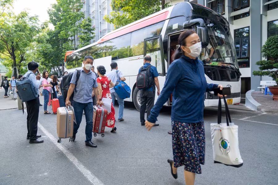 Đoàn thanh tra, kiểm tra công tác coi thi của Trường ĐH Công nghiệp Thực phẩm TPHCM di chuyển về An Giang sáng 26/6. Ảnh: HUFI