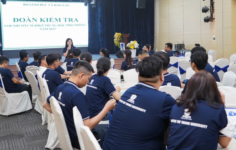 TS Trần Ái Cầm, Hiệu trưởng Trường ĐH Nguyễn Tất Thành phổ biến lại nhiệm vụ cho đoàn công tác. Ảnh: NTTU TS Trần Ái Cầm, Hiệu trưởng Trường ĐH Nguyễn Tất Thành phổ biến lại nhiệm vụ cho đoàn công tác. Ảnh: NTTU