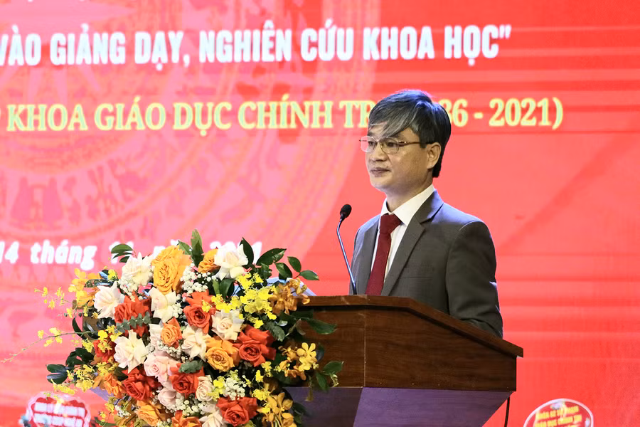 PGS.TS. Nguyễn Thái Sơn - Trưởng khoa Giáo dục Chính trị báo cáo đề dẫn.