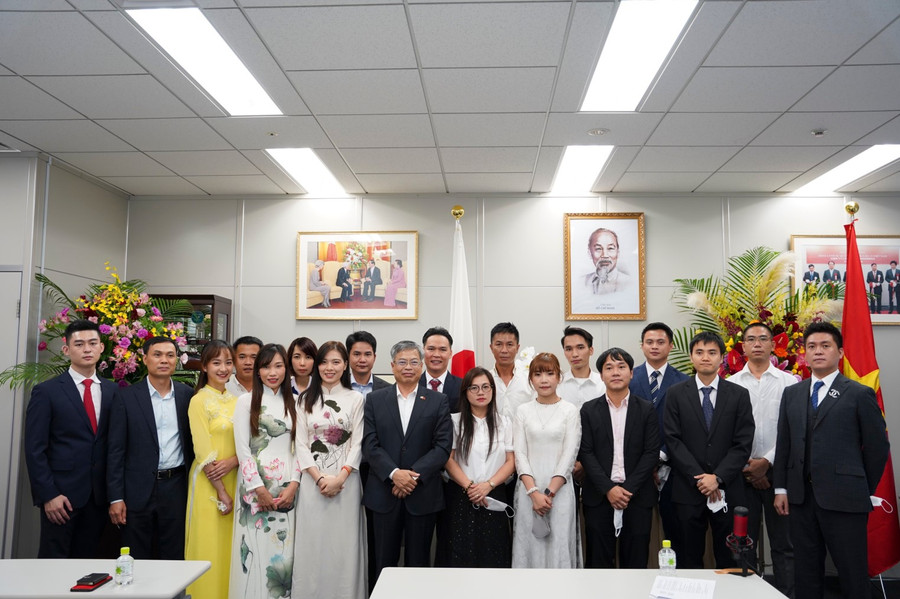 Ông Nguyễn Duy Anh (đứng ngoài cùng bên phải) chụp ảnh lưu niệm cùng Tổng Lãnh sự quán và Ban chấp hành Hội. Ông Nguyễn Duy Anh (đứng ngoài cùng bên phải) chụp ảnh lưu niệm cùng Tổng Lãnh sự quán và Ban chấp hành Hội.