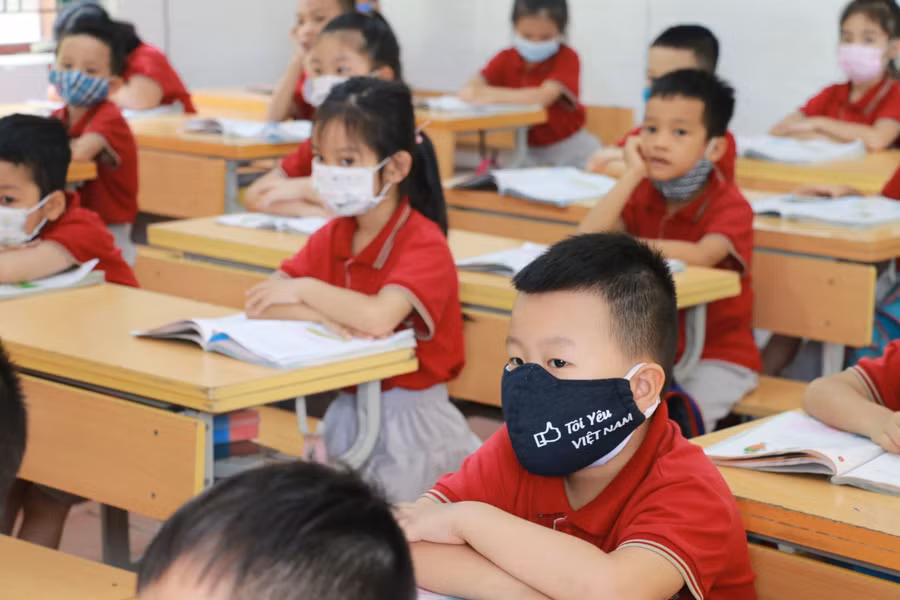 Học sinh Nghệ An đến trường đều đeo khẩu trang đầy đủ