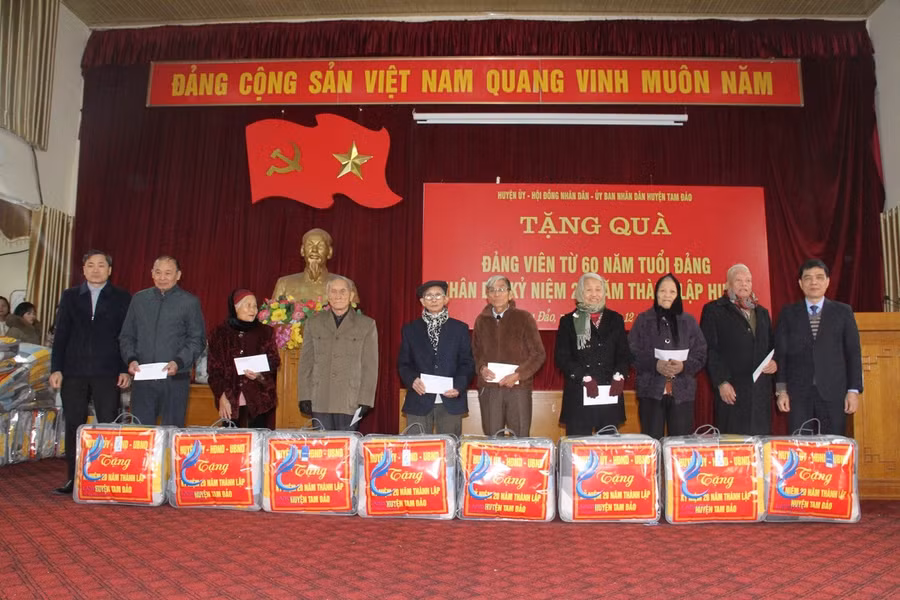 Lãnh đạo huyện Tam Đảo tặng quà Đảng viên từ 60 năm tuổi Đảng nhân kỷ niệm 20 thành lập huyện.