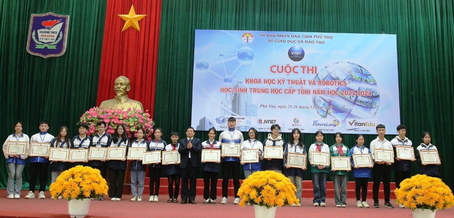 Lãnh đạo Sở GD&amp;ĐT Phú Thọ trao các giải Nhất cuộc thi Khoa học kỹ thuật dành cho học sinh trung học cấp tỉnh năm học 2023-2024.