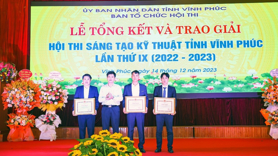 Ông Ngô Chí Tuệ, Phó Trưởng Ban Tuyên giáo Tỉnh ủy Vĩnh Phúc, thay mặt lãnh đạo tỉnh tặng Bằng khen của Chủ tịch UBND tỉnh Vĩnh Phúc cho các tác giả đoạt giải Nhất của Hội thi.