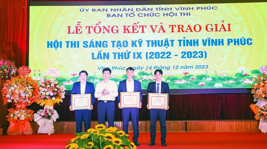 Ông Ngô Chí Tuệ, Phó Trưởng Ban Tuyên giáo Tỉnh ủy Vĩnh Phúc, thay mặt lãnh đạo tỉnh tặng Bằng khen của Chủ tịch UBND tỉnh Vĩnh Phúc cho các tác giả đoạt giải Nhất của Hội thi.