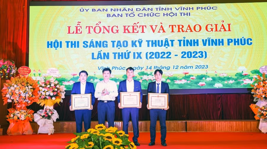 Ông Ngô Chí Tuệ, Phó Trưởng Ban Tuyên giáo Tỉnh ủy Vĩnh Phúc, thay mặt lãnh đạo tỉnh tặng Bằng khen của Chủ tịch UBND tỉnh Vĩnh Phúc cho các tác giả đoạt giải Nhất của Hội thi.