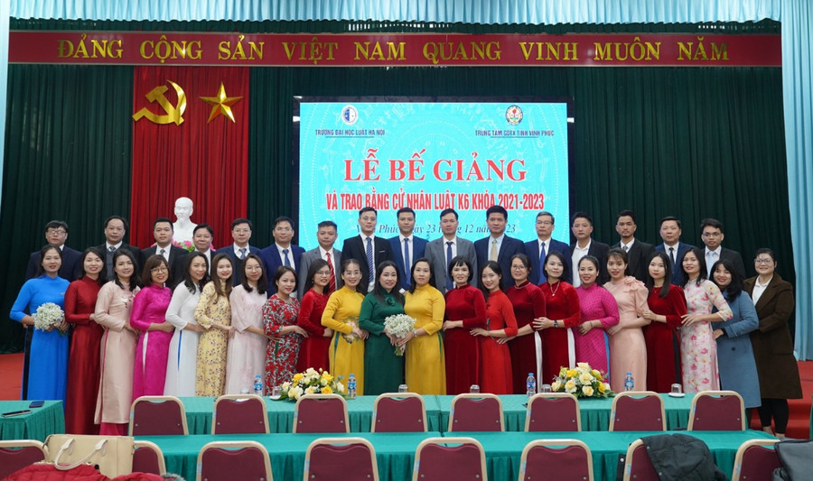 Lãnh đạo nhà trường và Trung tâm chụp ảnh cùng đại diện lớp K6.