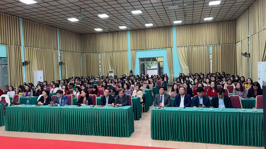 Đại biểu và giáo viên dự lễ khai mạc hội thi.