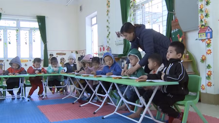 Trẻ Trường Mầm non Xuân Lập (Lâm Bình) mặc áo ấm khi đến lớp.