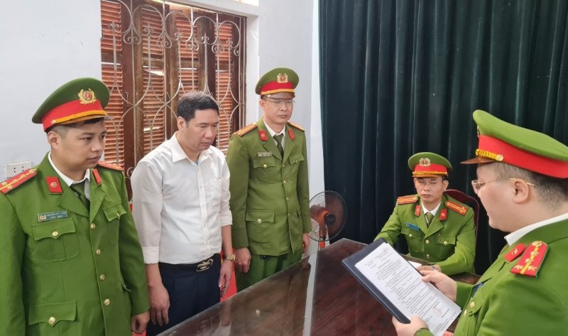 Cơ quan Công an đọc lệnh bắt đối với Cao Mạnh Thắng. Ảnh: Công an tỉnh Hà Giang