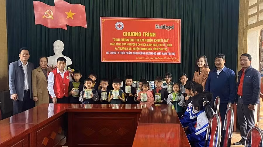 Hội Chữ thập đỏ huyện Thanh Sơn trao sữa và quần áo đồng phục cho các em học sinh ở Bán trú trường TH - THCS Thượng Cửu. Ảnh: Khắc Thùy