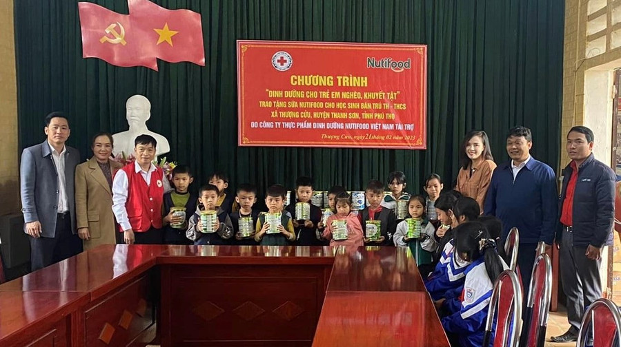 Hội Chữ thập đỏ huyện Thanh Sơn trao sữa và quần áo đồng phục cho các em học sinh ở Bán trú trường TH - THCS Thượng Cửu. Ảnh: Khắc Thùy Hội Chữ thập đỏ huyện Thanh Sơn trao sữa và quần áo đồng phục cho các em học sinh ở Bán trú trường TH - THCS Thượng Cửu. Ảnh: Khắc Thùy