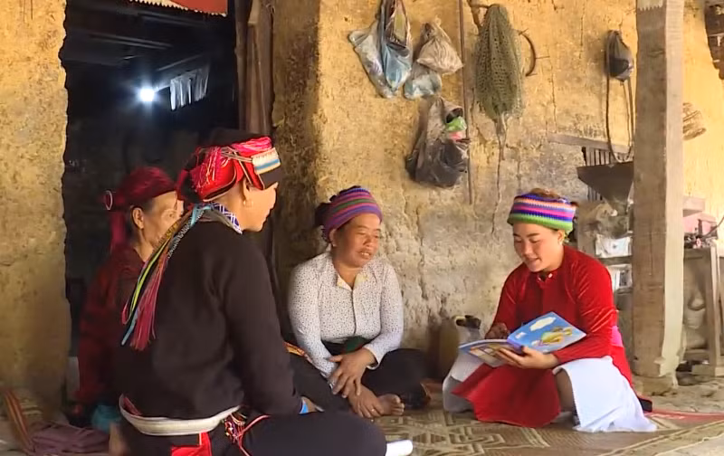 Nhóm Chị em nòng cốt học tiếng phổ thông của chi hội phụ nữ thôn Tân Sơn (Minh Tân)