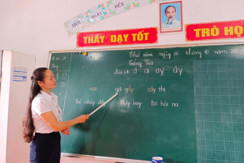 Nâng cao chất lượng đội ngũ cán bộ, giáo viên làm công tác xóa mù chữ là nhiệm vụ cấp bách, cốt lõi. Ảnh: Minh Giàng Nâng cao chất lượng đội ngũ cán bộ, giáo viên làm công tác xóa mù chữ là nhiệm vụ cấp bách, cốt lõi. Ảnh: Minh Giàng