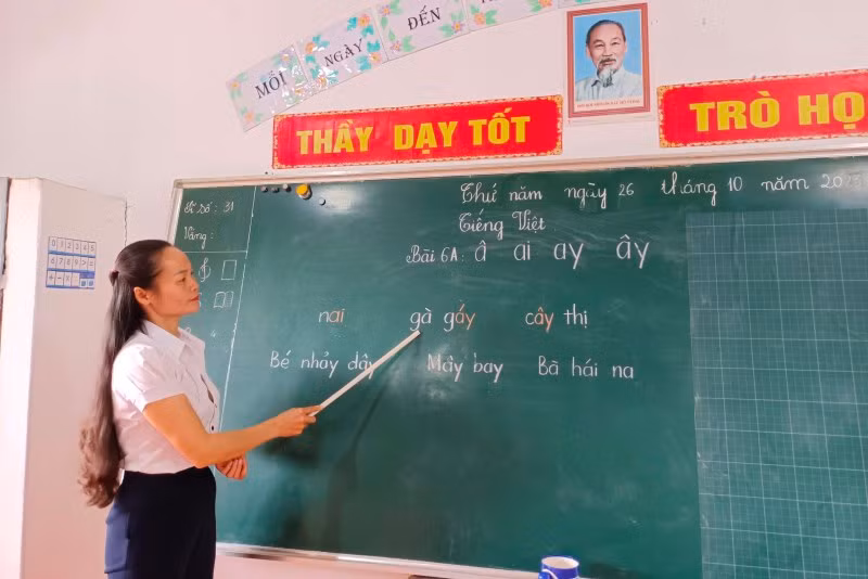 Nâng cao chất lượng đội ngũ cán bộ, giáo viên làm công tác xóa mù chữ là nhiệm vụ cấp bách, cốt lõi. Ảnh: Minh Giàng