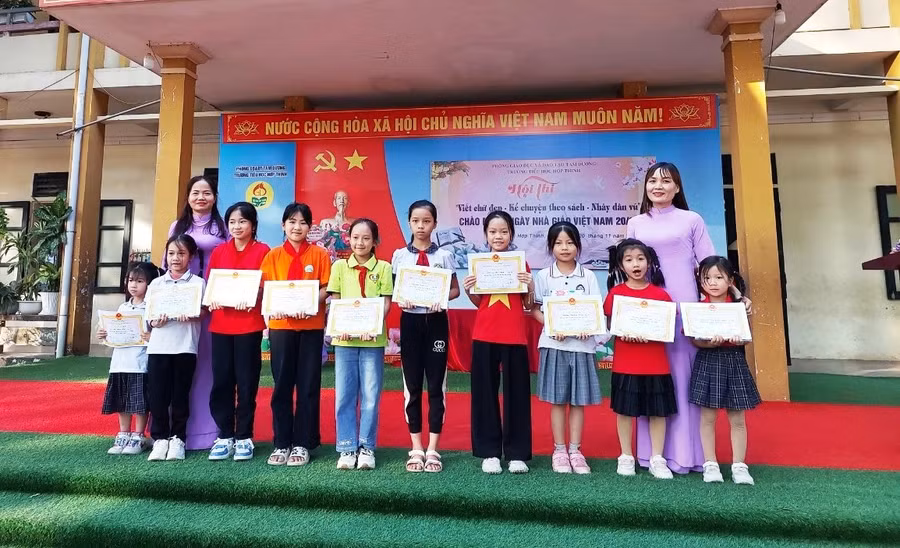 Trao thưởng cho học sinh đạt giải kì thi viết chữ đẹp và kể chuyện theo sách cấp trường.