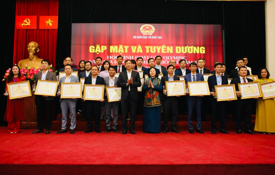 Thứ trưởng Bộ GD&amp;ĐT Ngô Thị Minh trao Bằng khen của Bộ trưởng cho 37 giáo viên có thành tích cao trong bồi dưỡng học sinh giỏi. Thầy Đào Quang Thắng (hàng 1, thứ 2 từ trái qua).