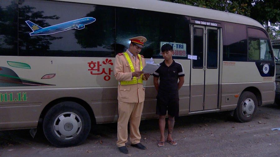 CSGT Phú Thọ lập biên bản đối với hành vi lái xe ô tô khi chưa đủ tuổi quy định của M. (Ảnh: Công an tỉnh Phú Thọ)