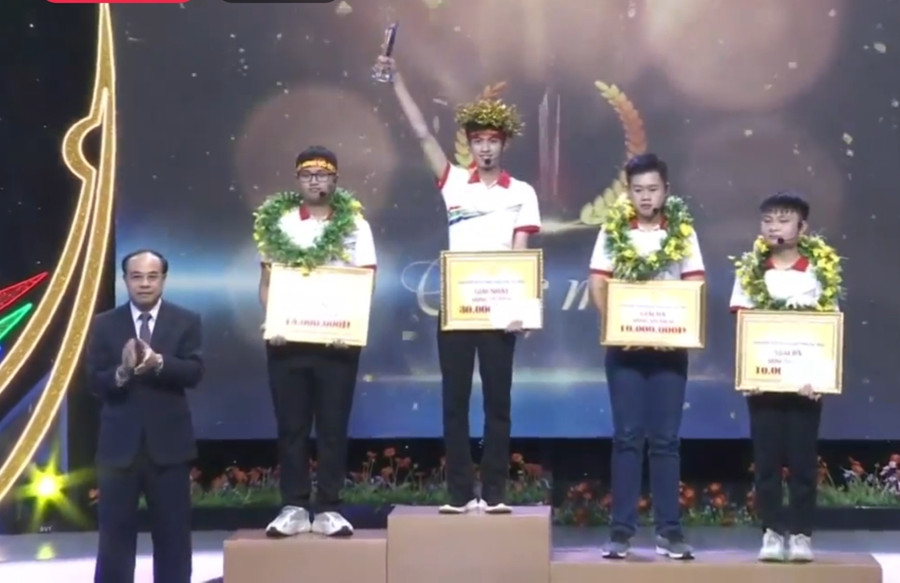 Em Hoàng Văn Hòa - Học sinh lớp 12A1, Trường THPT Vĩnh Chân vô địch gameshow “Khát vọng Lạc Hồng” mùa 2 năm 2023. Em Hoàng Văn Hòa - Học sinh lớp 12A1, Trường THPT Vĩnh Chân vô địch gameshow “Khát vọng Lạc Hồng” mùa 2 năm 2023.