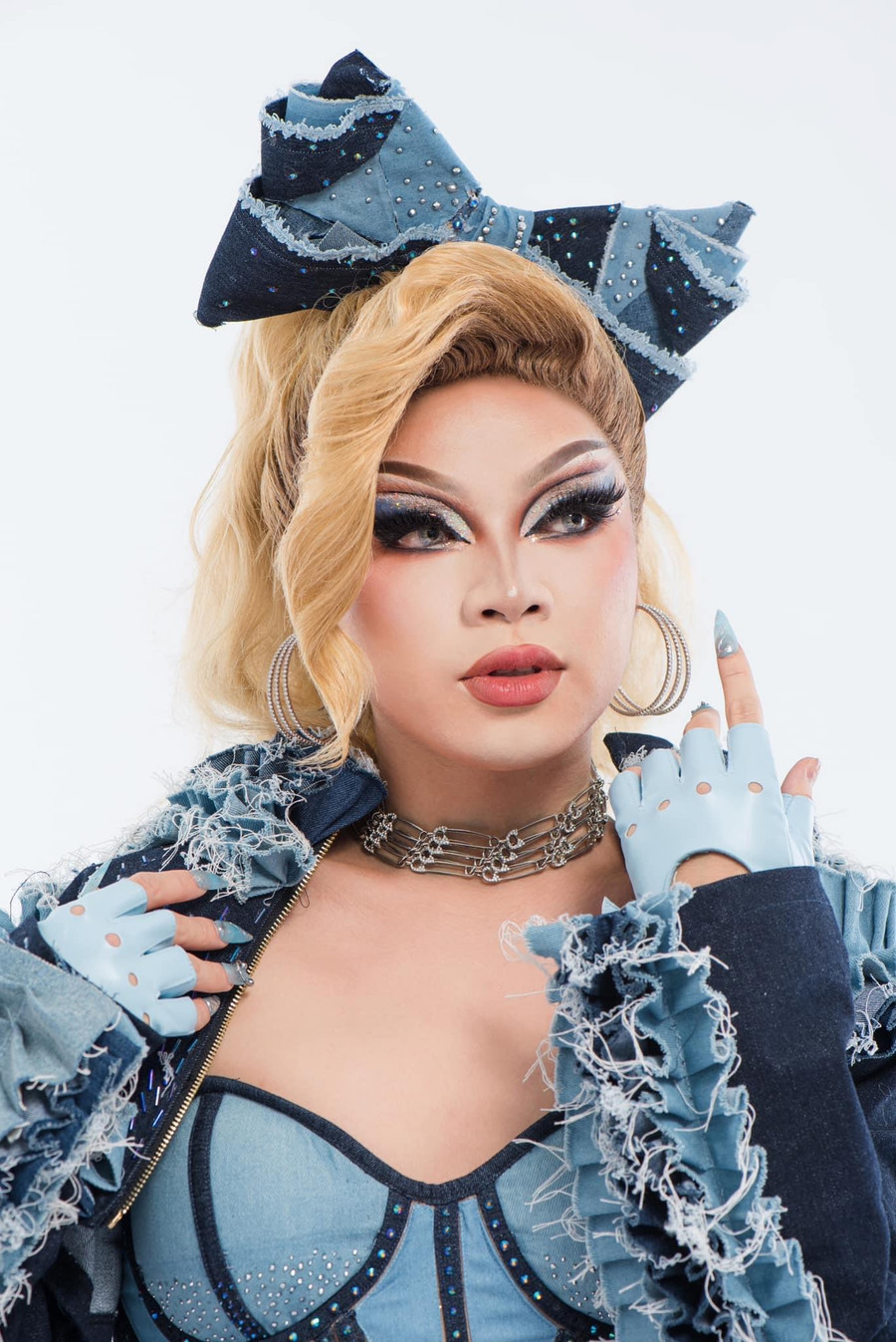 Một Drag Queen sẽ cần nhiều thời gian để hóa trang, chuẩn bị trang phục. Một Drag Queen sẽ cần nhiều thời gian để hóa trang, chuẩn bị trang phục.