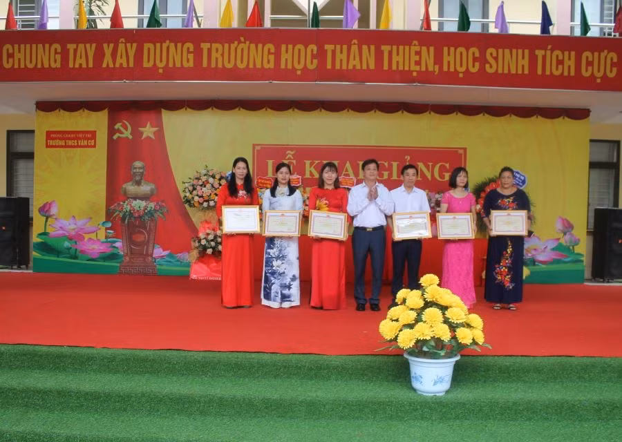 Khen thưởng giáo viên đạt thành tích cao trong công tác giảng dạy.