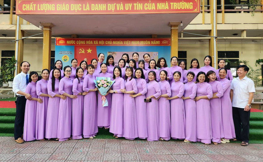 Tập thể sư phạm nhà trường.